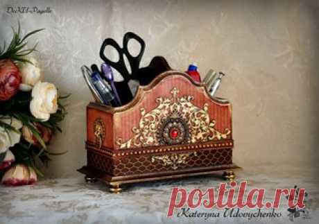 У меня новая работа по старой схеме :) Канцелярская подставка "Бордо". Раньше, если помните, я делала такую работу в синем цвете и она понравилась многим, в этот раз сделала в бордовом. И сделала не просто, а с определенной целью, которую озвучу в эту среду... 
Немного поэкспериментировала с фото в стиле "контрасты"... все-таки надоедает фотографировать работы на одном и том же фоне, но без привычного "стандарта" пока не обошлось... 
А в каком цвете Вам она больше нравится...