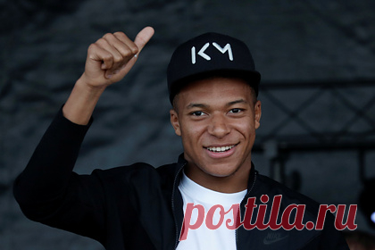 Мать Мбаппе потребовала у «Реала» 150 миллионов евро в виде подписного бонуса. Мать форварда ПСЖ Килиана Мбаппе Файза Ламари запросила у руководства мадридского «Реала» 150 миллионов евро в виде подписного бонуса за переход сына. Мбаппе должен перейти в испанский клуб летом на правах свободного агента. По информации источника, мать игрока настаивает, чтобы команда заплатила за трансфер.