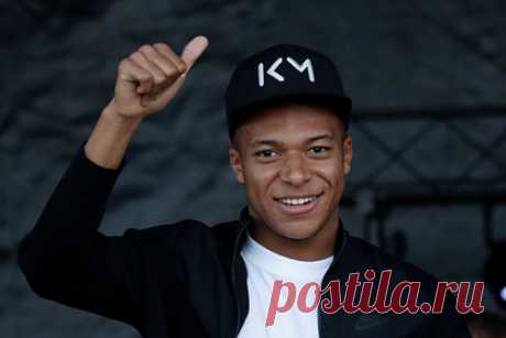 Мать Мбаппе потребовала у «Реала» 150 миллионов евро в виде подписного бонуса. Мать форварда ПСЖ Килиана Мбаппе Файза Ламари запросила у руководства мадридского «Реала» 150 миллионов евро в виде подписного бонуса за переход сына. Мбаппе должен перейти в испанский клуб летом на правах свободного агента. По информации источника, мать игрока настаивает, чтобы команда заплатила за трансфер.