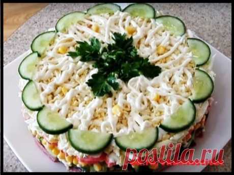 Салат с крабовыми палочками, свежим огурчиком и кукурузой
Ингредиенты:
огурец свежий — 70 гр 
колбаса — 0,3 кг 
вареные яйца — 3 шт 
кукуруза — 200 гр 
крабовые палочки — 0,2 кг 
зеленый лук 
майонез
Приготовление: 
Огурец промываем, отрезаем хвостики и нарезаем соломкой. Колбасу очищаем и тоже режем соломкой. Яйца натираем на терке. Крабовые палочки нарезаем крупными кусочками. Измельчаем лук. 
Начинаем сборку салата. Он у нас будет в форме круга. Каждый слой необходимо промазывать подготовле