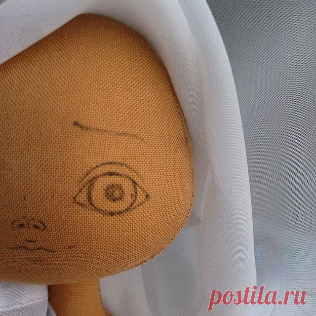 Заказала полимерной глины и ещё кое что😊
А пока жду посылочку решила новую куколку сделать из другой ткани ( она потемнее моей обычной). Будет смугленькая девочка👩🏽
