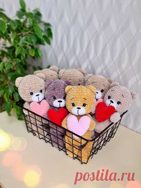 PDF Мишка Валентин крючком. FREE crochet pattern; Аmigurumi toy patterns. Амигуруми схемы и описания на русском. Вязаные игрушки и поделки своими руками #amimore - плюшевый медведь, медвежонок ко дню Святого Валентина, мишка с сердцем из плюшевой пряжи, 14 февраля, валентинка.