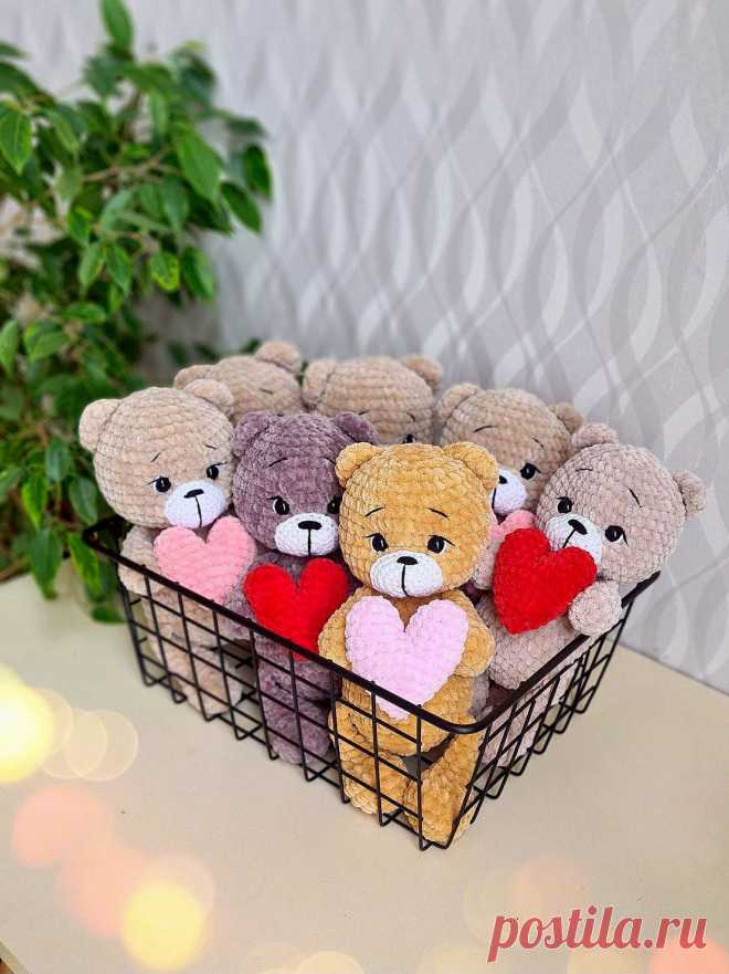 PDF Мишка Валентин крючком. FREE crochet pattern; Аmigurumi toy patterns. Амигуруми схемы и описания на русском. Вязаные игрушки и поделки своими руками #amimore - плюшевый медведь, медвежонок ко дню Святого Валентина, мишка с сердцем из плюшевой пряжи, 14 февраля, валентинка.