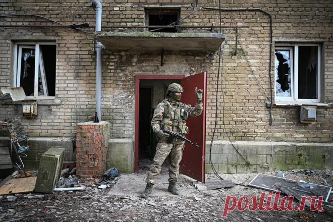 Саперы МЧС в ДНР готовятся к разминированию Авдеевки. Специалисты приступят к разминированию города после решения вопросов с безопасностью.