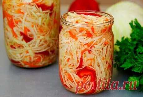 Изумительная сладкая маринованная капуста по-быстрому.

Ингредиенты: 

Капуста - 0,5 кг.
морковь - 1 шт.
лавровый лист - 1 шт.
черный перец - 3 горошины
соль - 1 ч.л.
сахар - 3 ч.л.
вода - 250 мл.
подсолнечное масло - 3 ст.л.
яблочный уксус 6% - 3 ст.л.

Приготовление: 

1. Нашинкуйте капусту, морковь натрите на терке.

2. Смешайте капусту и морковь, слегка надавливая на капусту, чтобы она стала мягче.

3. Банку набейте капустой, слегка утрамбуйте.

4. Добавьте к капусте л...