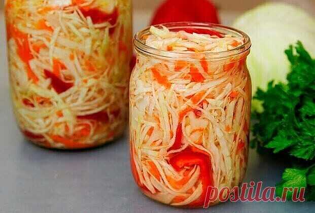Изумительная сладкая маринованная капуста по-быстрому.

Ингредиенты: 

Капуста - 0,5 кг.
морковь - 1 шт.
лавровый лист - 1 шт.
черный перец - 3 горошины
соль - 1 ч.л.
сахар - 3 ч.л.
вода - 250 мл.
подсолнечное масло - 3 ст.л.
яблочный уксус 6% - 3 ст.л.

Приготовление: 

1. Нашинкуйте капусту, морковь натрите на терке.

2. Смешайте капусту и морковь, слегка надавливая на капусту, чтобы она стала мягче.

3. Банку набейте капустой, слегка утрамбуйте.

4. Добавьте к капусте л...