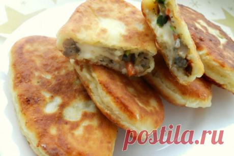 Пирожки из творожного теста с мясом, сыром и грибами