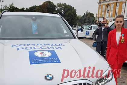 Проигравшая израильской гимнастке Аверина получила BMW X5 для золотых медалистов. Российская гимнастка Дина Аверина, уступившая на Олимпиаде в личном многоборье израильтянке Линой Ашрам, получила в Кремле ключи от автомобиля BMW X5. «Х5 давали сегодня только чемпионам ОИ. Вот ее и считают чемпионом», — прокомментировал фотографию спортсменки журналист Андрей Колесников.