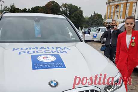 Проигравшая израильской гимнастке Аверина получила BMW X5 для золотых медалистов. Российская гимнастка Дина Аверина, уступившая на Олимпиаде в личном многоборье израильтянке Линой Ашрам, получила в Кремле ключи от автомобиля BMW X5. «Х5 давали сегодня только чемпионам ОИ. Вот ее и считают чемпионом», — прокомментировал фотографию спортсменки журналист Андрей Колесников.