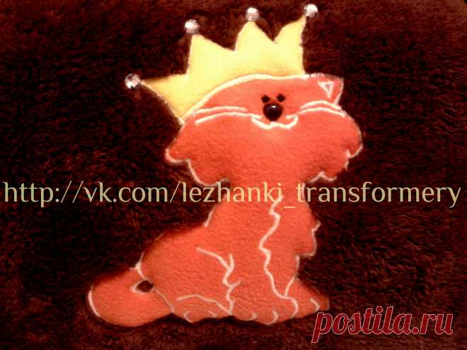 Королевский  диванчик для кота. Авторская работа.