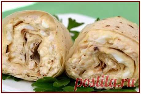 Рулеты из лаваша с курицей и плавленым сырком.