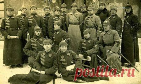 28 (15) января 1918 года Совет народных комиссаров РСФСР издал декрет об организации Рабоче-Крестьянской Красной Армии.

Facebook