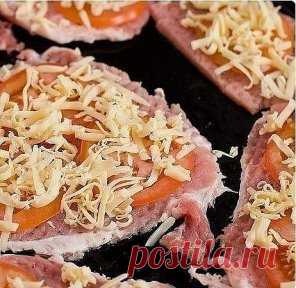 Мясо по-купечески с грибами
Мясо по-купечески с грибами - это очень вкусный рецепт приготовления запечённой свинины. Мясо получается очень сочным и нежным. Готовится в духовке всего 20-25 минут. В качестве гарнира к блюду подойдет что угодно, например – картофельное пюре, или вкусная вермишель. Тем же, кто на диете, достаточно будет легкого овощного салата, так как мясо очень сытное и много его съесть не получится.
Ингредиенты
свинина 500 гр
грибы 100 гр
сыр 250 гр
помидоры 1-2 шт
майонез
соль
