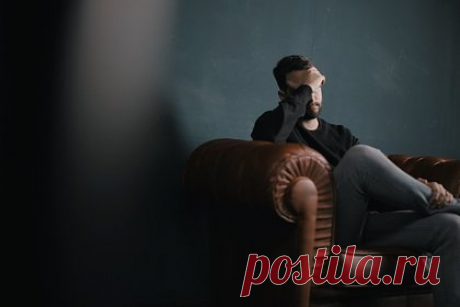 Названы неочевидные признаки депрессии. Чрезмерное усердие на работе может быть признаком депрессии, считает психолог Рина Баджи. По ее мнению, погружаясь в работу, человек стремиться отвлечься от негативных мыслей и эмоций. Кроме того, люди, страдающие от депрессии, часто не могут воспринимать критику и маскируют свое плохое эмоциональное состояние юмором.