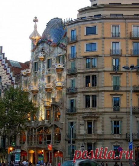 «Барселона. Город, полный слепящей роскоши, вольных нравов, высокого искусства и древних тайн, погребенных под вековой пылью» 

Э. Монриэль