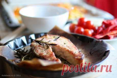 РЫБА С РОЗМАРИНОМ И ЛИМОНОМ 
Какой-то гигантский у меня стейк получился, но зато очень сочный, нежный и ароматный. Лососевые хороши, но немного скучноваты все же. Потому советую их готовить и подавать с яркими соусами или специя…