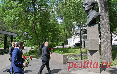 Мишустин возложил цветы к памятнику одному из руководителей атомного проекта СССР Харитону. Премьер-министра России сопровождали в том числе вице-премьер - глава Минпромторга Денис Мантуров, вице-премьер Дмитрий Чернышенко, глава Росатома Алексей Лихачев, губернатор Нижегородской области Глеб Никитин