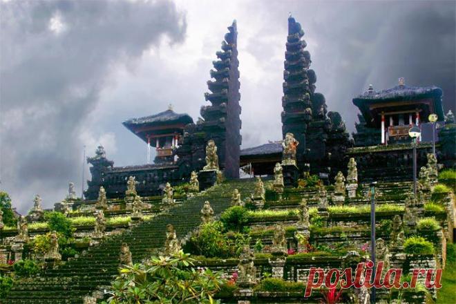 Остров Бали, находящийся на территории Индонезии, является одним из элитных курортов в Юго-Восточной Азии. Но высокие цены оправданы превосходным сервисом и условиями проживания, да и перелет из Москвы или Питера, до Индонезии, стоит не мало. На Бали, как и на всём Азиатском континенте, главной и единственной религией, является буддизм. На острове очень много храмов необычной архитектуры. Возведённые много десятилетий назад, они по сей день возвышаются над океаном, сохраняя на острове покой и ра