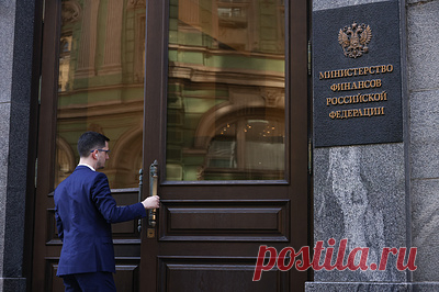 Минфин и Минэнерго подготовят корректировку демпфера к осенней сессии ГД. Правительство планирует поднять точку отсечения топливного демпфера, чтобы нефтяники рассчитывали на компенсационные выплаты при текущих ценах
