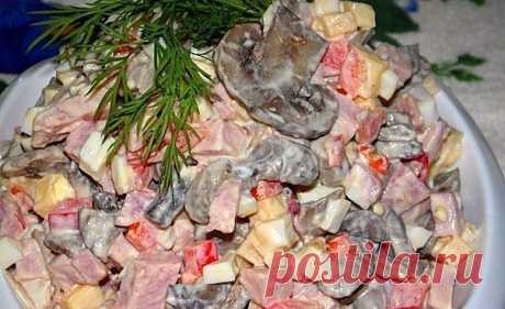 ПОДБОРКА ВКУСНЕЙШИХ САЛАТОВ: ТОП-10 РЕЦЕПТОВ 
Только самые вкусные идеи :)

1. Салат с грибами и ветчиной

ИНГРЕДИЕНТЫ:
 Грибы - 150 гр(у меня шампиньоны ) 
 Репчатый лук - 1 шт 
 Болгарский перец - 1 шт (очищенный от семечек ) 
 Сыр - 30 гр 
 Ветчина - 200 гр (у меня из свиного окорока ) 
 Яйца - 3 шт (варёные ) 
 Растительное масло - для заправки 
 Соль и специи - по вкусу 
 Майонез - для заправки 
 Веточка укропа - для украшения 

ПРИГОТОВЛЕНИЕ:
Грибы нарезать на неболь...