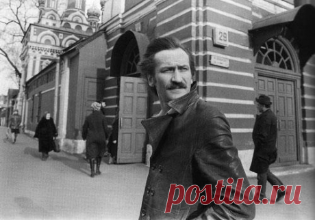 Леонид Филатов Не о том разговор, как ты жил до сих пор, Как ты был на решения скор, Как ты лазал на спор через дачный забор И препятствий не видел в упор... Да, ты весело жил, да, ты счастливо рос, Сладко елось тебе и спалось, Только жизнь чередует жару и мороз, Только жизнь состоит из полос... И однажды затихнут друзей голоса, Сгинут компасы и полюса, И свинцово проляжет у ног полоса, Испытаний твоих полоса... Для того-то она и нужна, старина, Для того-то она и дана, Чтоб ты знал, какова…