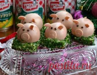 Закуска «Гламурные свинки». Ингредиенты: яйца куриные, кукуруза консервированная, горошек зеленый консервированный Закуска — это изюминка любого праздничного стола! Оригинальные и нарядные закуски возбуждают аппетит и создают праздничное настроение. Поэтому такие симпатичные румяные свинки — символ наступающего года, отлично будут смотреться на Новогоднем столе! Изюминка этих поросят в том, что они скрывают в себе разные виды начинок, что заставит гостей еще не раз обратит...