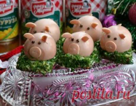 Закуска «Гламурные свинки». Ингредиенты: яйца куриные, кукуруза консервированная, горошек зеленый консервированный Закуска — это изюминка любого праздничного стола! Оригинальные и нарядные закуски возбуждают аппетит и создают праздничное настроение. Поэтому такие симпатичные румяные свинки — символ наступающего года, отлично будут смотреться на Новогоднем столе! Изюминка этих поросят в том, что они скрывают в себе разные виды начинок, что заставит гостей еще не раз обратит...