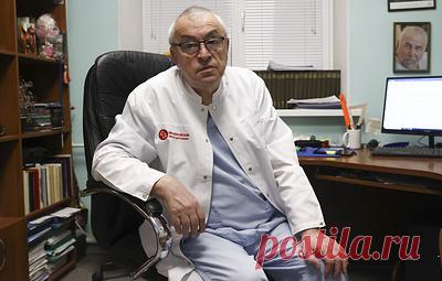 "В хирургии мелочей нет". Как в Новосибирске спасают детей от тяжелых случаев сколиоза. В детстве Миша Михайловский не мечтал стать врачом — он хотел быть генералом. Но оловянных солдатиков в конце 1950-х купить не удавалось, поэтому мама из поликлиники, где работала, приносила сыну пузырьки из-под пенициллина. Так бутылочки заменили Мише игрушки, а медицина навсегда вошла в его жизнь. Недавно отделение детской и подростковой ортопедии и вертебрологии, где работает профессор, лауреат…