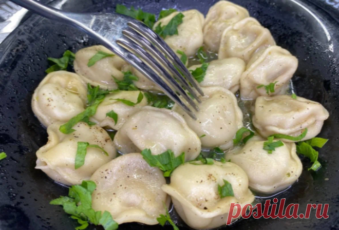 За 5 минут пельмени получатся еще вкуснее - в собственном соку, с ярким сливочным вкусом - Готовим сами Пельмени — одно из самых любимых блюд, которое обожают все, как мне кажется, без исключения. Обычно их варят путем отваривания в подсоленной воде с добавлением специй, но есть и еще один, гораздо более простой, но не менее вкусный рецепт. Благодаря этому способу приготовления, пельмени готовятся в собственном соку и со сливочным маслом, которым они буквально […]