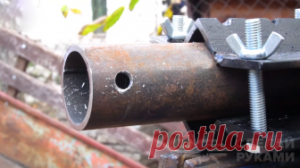 Простая приспособа для сверления отверстий в неудобных местах Иногда требуется просверлить отверстия в неудобных местах — например, в ребре профиля или в круглой трубе. На этот случай пригодится простая приспособа, которую можно изготовить своими руками из подручных материалов. Более простой вариант этого приспособления