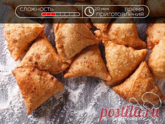 Жареные пирожки с черешней
Если для начинки вы выбрали не очень сладкий сорт черешни, добавьте к ней немного сахара.
Ингредиенты:
мука – 250 г,
яйцо – 1 шт.,
масло растительное без запаха – 2 ст.ложки,
вода – 100-150 мл,
соль – 1 щепотка,
черешня – 500 г,
сахарная пудра для подачи,
растительное масло для жарки.
Как приготовить:
Черешню помойте, удалите косточки. Муку просейте с солью в миску, вбейте яйцо и добавьте масло. Понемногу подливая воду, замесите мягкое тесто. Тесто раскатайте в тонкий