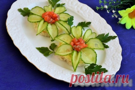 Бутерброды с сёмгой и огурцом - 7 пошаговых фото в рецепте Спешу поделиться с вами очень красивым оформлением бутербродов, приготовленных с сёмгой и свежим огурцом. Такие бутербродики украсят любой праздничный стол и приведут в восторг ваших гостей. Сделать их совершенно нетрудно, но нужна аккуратность и неторопливость. В принципе, для этой закуски ...