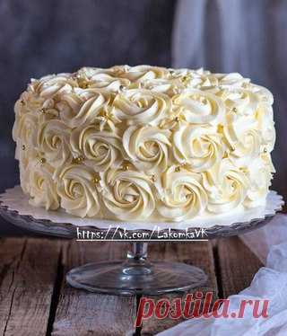 КРЕМ-ЧИЗ (Крем на сливочном сыре /cream cheese frosting) 
Два рецепта. 

Сливочно-сырный крем – самый популярный и простой из всех, которые только есть в кондитерском мире. По простоте приготовления с ним может сравниться разве что Шантильи, но тут уже разница в текстуре. Сливочно-сырный сравнительно плотный, а поэтому подойдет и для прослаивания, и для создания красивых рисунков при отделке торта, и для отсаживания шапочек на капкейки. 
Показать полностью…