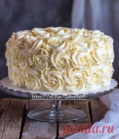 КРЕМ-ЧИЗ (Крем на сливочном сыре /cream cheese frosting) 
Два рецепта. 

Сливочно-сырный крем – самый популярный и простой из всех, которые только есть в кондитерском мире. По простоте приготовления с ним может сравниться разве что Шантильи, но тут уже разница в текстуре. Сливочно-сырный сравнительно плотный, а поэтому подойдет и для прослаивания, и для создания красивых рисунков при отделке торта, и для отсаживания шапочек на капкейки. 
Показать полностью…