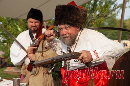 На Урале пройдет фестиваль славянской и казачьей культуры «Русское поле». На Урале 12 июня пройдет фестиваль славянской и казачьей культуры «Русское поле». Как уточняет ТАСС, организаторы подготовили для гостей специальную программу, включающую ярмарку мастеров-ремесленников «Зауральские узоры», фотозоны, гастрономический фестиваль «Брусничные губы», и другие мероприятия.