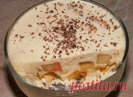 Сметанное желе с бананами.

Очень вкусный десерт. Подойдет к праздничному столу и просто что бы побаловать Ваших близких.

500 грамм сметаны,
100 грамм сахара,
25 грамм шоколада,
2 банана,
пачка желатина.

Берем сметану (она должна быть не холодной, примерно комнатной температуры)
Добавляем сахар и тщательно взбиваем блендером или миксером.

Желатин заливаем горячей водой (пол стакана) непрерывно помешивая, до полного растворения желатина. Так же даем ему остыть до комнатн...