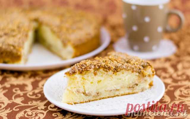 Сметанный пирог с яблоками, орехами и корицей.