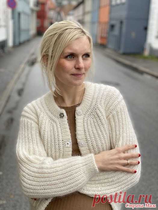 Жакет SEPTEMBER от дизайнера PETITEKNIT Жакет вяжется сверху вниз английской резинкой без швов. Вам в копилочку отличное описание.