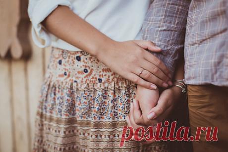 Пьяный муж признался жене в любви к ее сестре. Пользовательница Reddit рассказала, что ее муж рассказал о чувствах к ее сестре, после чего уехал и отказался участвовать в дальнейшей жизни их дочери. Женщина предупредила об этом сестру, и та пообещала держаться от него подальше. Авторы комментариев сочли поведение мужчины неадекватным.