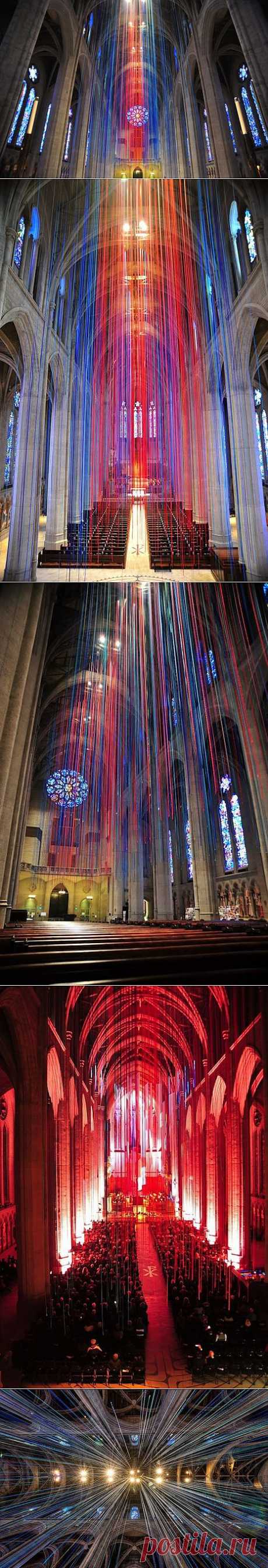 Инсталляция из тысячи разноцветных атласных лент в соборе Грейс (Grace Cathedral) в Сан-Франциско | Современное искусство | Арт