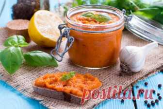 Заготовки на зиму из кабачков! Мультиварка и простые рецепты для мультиварки
Состав:
Основные:		
	картофель – 15 шт;
	лук – 2 шт;
	лук-порей – 2 стебля;
	морковка – 1 шт;
	томатная паста – 2 ст. л;
	чеснок – 1 зубчик;
	мякоть говядины – 500 гр;
	растительное масло – 2 ст. л;
	зелень петрушки и укропа – небольшой пучок;
	соль, специи по вкусу.
Приготовление:
	Очистить лук и морковку. Морковь натереть на крупной терке, лук порезать на кубики. В мультиварку налить растительное масло. Установить на