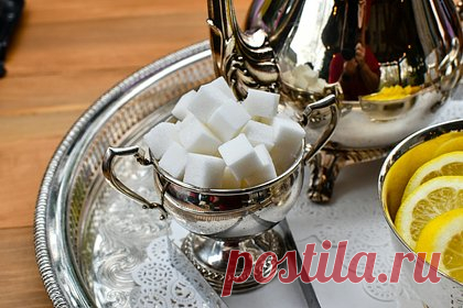 Полный отказ от сахара оказался бесполезным. Профессор питания и эпидемиологии в Гарвардском университете Фрэнк Ху рассказал, что потребление добавленного и натурального сахара нужно держать под контролем. При этом он уверен, что и полный отказ от глюкозы не принесет пользу организму, так как понадобится убрать из рациона все углеводы.