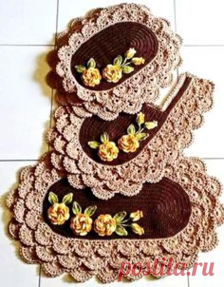 Jogo de banheiro rendado 4 peças.  Tampa do caso, tapete do vaso,capa da caixa acoplada, e tapete de porta.