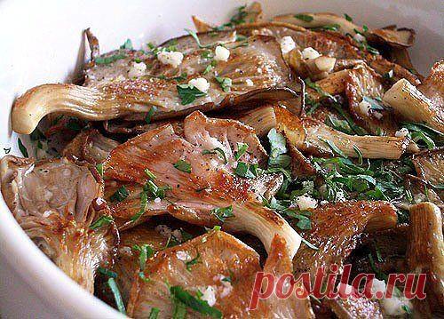 Вешенки с чесночным маринадом - настоящее объеденье!

Вам понадобится:
- 500 г свежих вешенок
- 50 мл уксуса 5%
- 2 зубчика чеснока
- 1 пучок петрушки
- растительное масло
- перец
- соль

Способ приготовления:
Срезать твердую часть ножек грибов, промыть грибы.
Мелко нарезать петрушку и чеснок.
Раскалить сковороду с маслом, до румяной корочки обжарить грибы порциями с обеих сторон.
Выкладывать обжаренные грибы слоями, сразу посыпать солью и перчить, сбрызгивать уксусом и по...