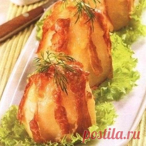 Картофель запеченный в фольге с сыром и ветчиной