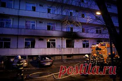 Девять человек стали жертвами пожара в коронавирусной больнице в Румынии. В отделении интенсивной терапии больницы для пациентов с COVID-19 в румынском городе Констанца произошел крупный пожар. Жертвами пожара стали девять человек. Из-за быстрого распространения огня некоторым пострадавшим пришлось выпрыгивать из окон нижних этажей больницы, других выносили пожарные.