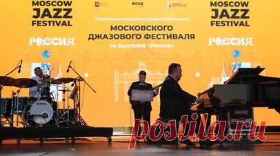 «На стандартном исполнении далеко не уехать»: композитор Игорь Бриль — о русском джазе и его особенностях. С 10 по 16 июня 2024 года в Москве проходит один из самых масштабных джазовых фестивалей мира — Moscow Jazz Festival. На нём выступят более 7 тыс. исполнителей из России и других стран. В эти же дни свой 80-летний юбилей отпраздновал корифей отечественного джаза, композитор, народный артист России, профессор Российской академии музыки им. Гнесиных Игорь Бриль, который стоял у истоков…