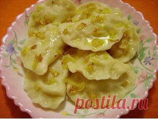 Вареники, которые никогда не развариваются
Этот рецепт подойдет идеально тем кто не любит .когда тесто в варениках толстое или слишком упруго-жесткое.Вареники, приготовленные по этому рецепту никогда не развариваются, варятся очень быстро (4-5минут с момента закипания), тесто можно раскатывать ооочень тонко, что я и делаю Начинку можно брать любую, так же можно из этого теста лепить пельмени.
Нам понадобится:
тесто:
яйца - 2шт.
масло растительное - 2 ст.л.
вода - 125мл
сол...