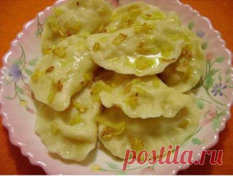 Вареники, которые никогда не развариваются
Этот рецепт подойдет идеально тем кто не любит .когда тесто в варениках толстое или слишком упруго-жесткое.Вареники, приготовленные по этому рецепту никогда не развариваются, варятся очень быстро (4-5минут с момента закипания), тесто можно раскатывать ооочень тонко, что я и делаю Начинку можно брать любую, так же можно из этого теста лепить пельмени.
Нам понадобится:
тесто:
яйца - 2шт.
масло растительное - 2 ст.л.
вода - 125мл
сол...