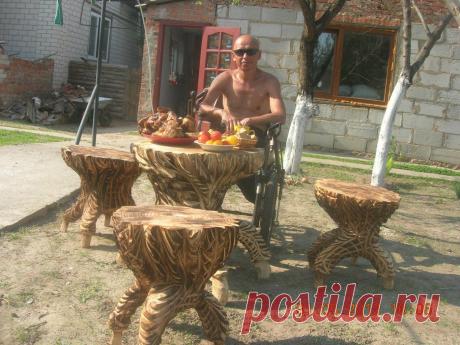 Столик и табуретки